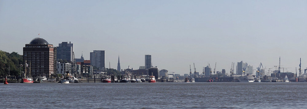 Mein Hamburg - fotografiert von der Elbe Richtung Hamburger Hafen - Jonas Zander