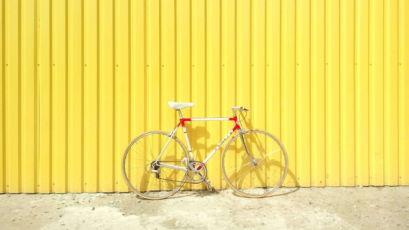 Fahrrad vor gelber Wand